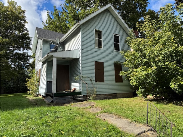 view of front of home featuring a front lawn