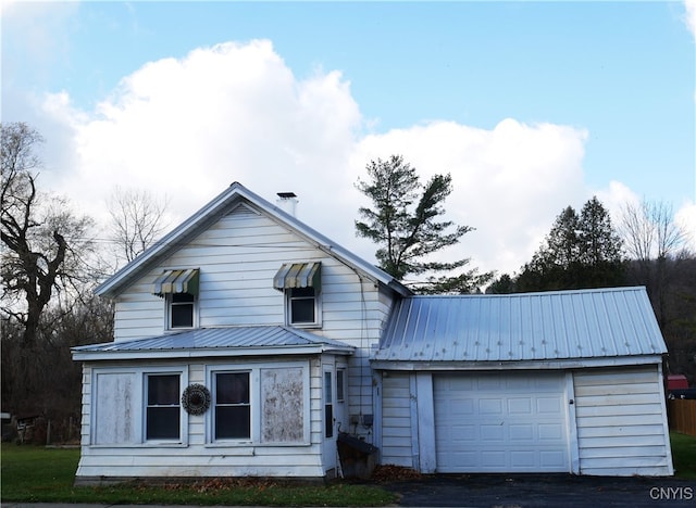 view of front facade featuring a garage