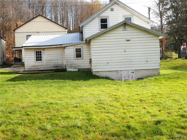 back of house featuring a lawn