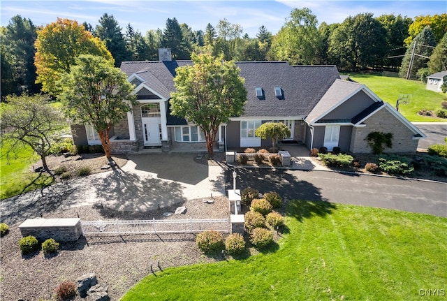 view of front facade featuring a front yard