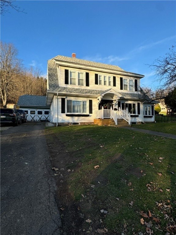 view of front of property featuring a front yard and a porch