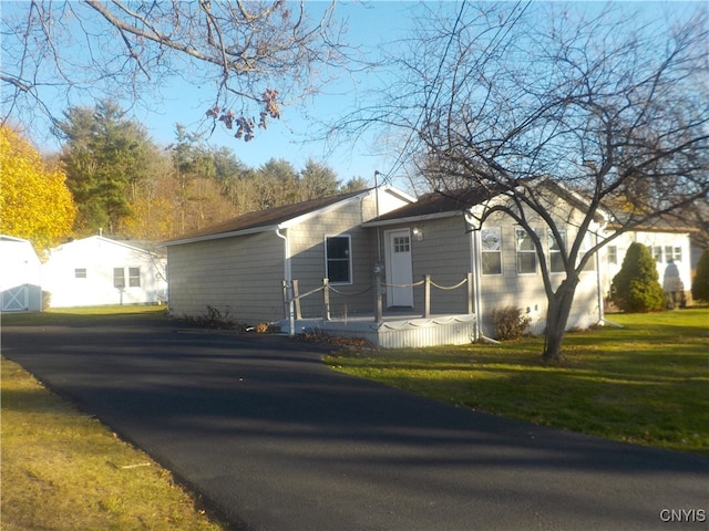 view of front of home featuring a front lawn