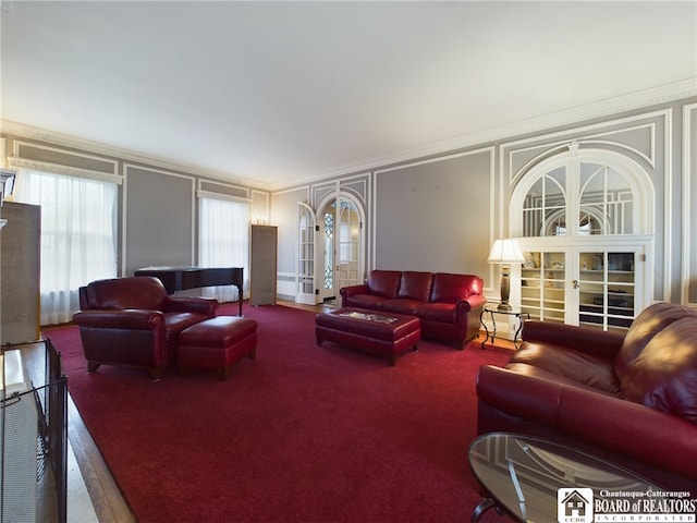 living room with carpet flooring and crown molding