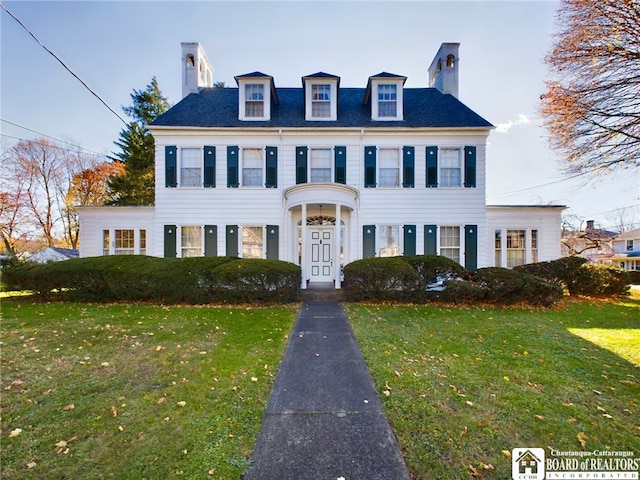 colonial home featuring a front yard