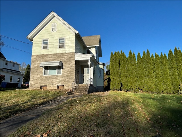 view of front of property with a front lawn