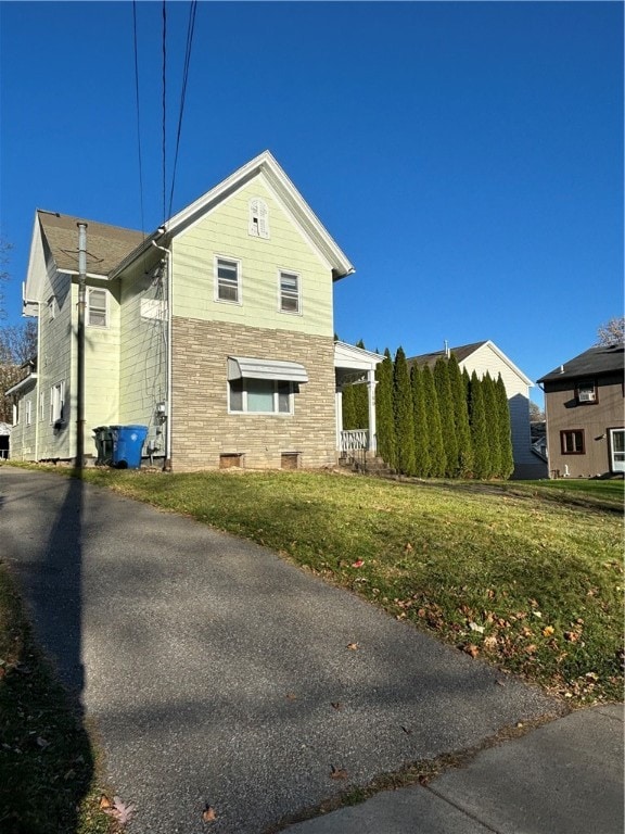 view of side of property featuring a lawn