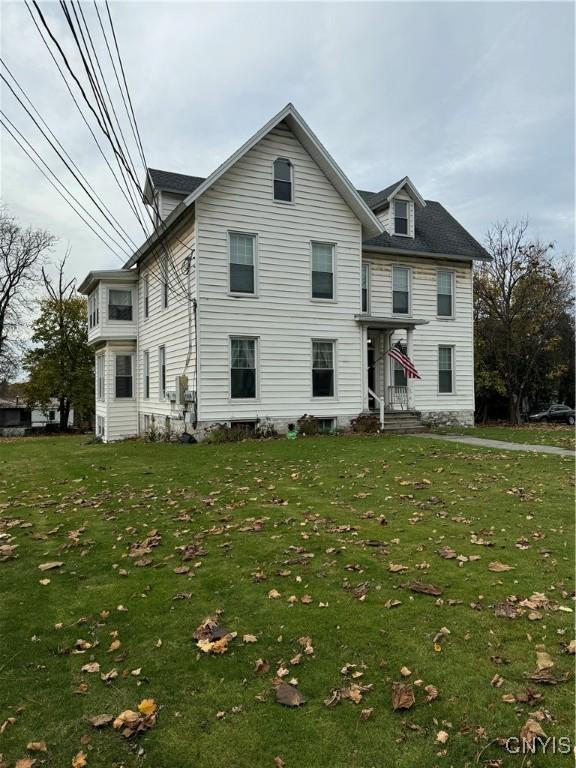 view of front of property featuring a front yard