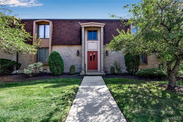 view of front of property with a front yard