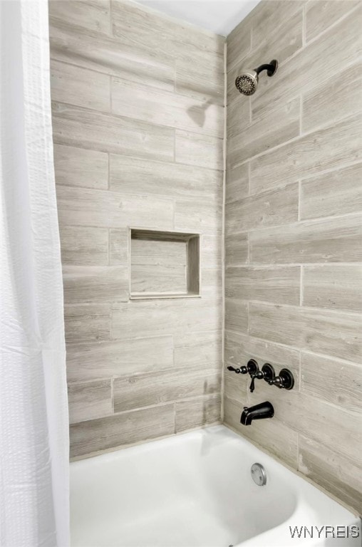 bathroom featuring shower / bath combo