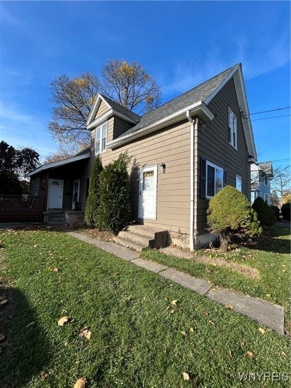 view of front of property featuring a front lawn