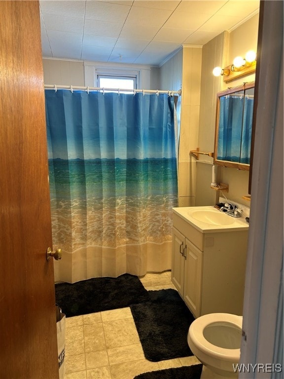 bathroom with a shower with curtain and vanity