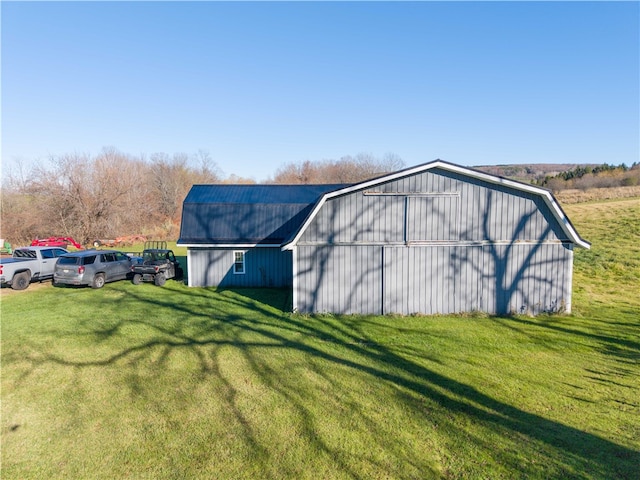 view of barn featuring a yard