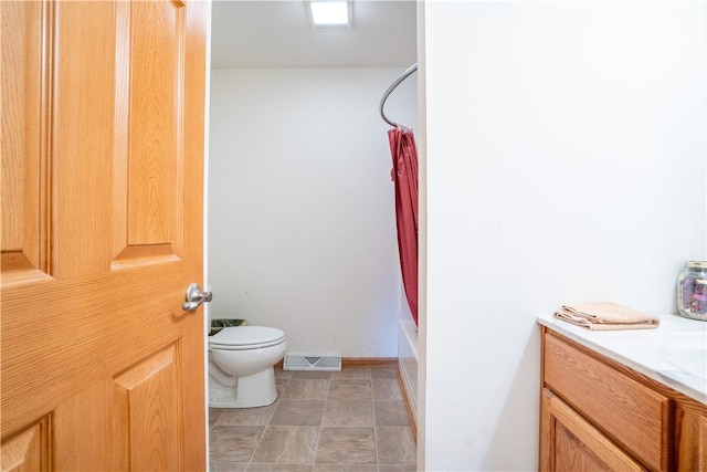 full bath featuring visible vents, vanity, toilet, and shower / tub combo with curtain