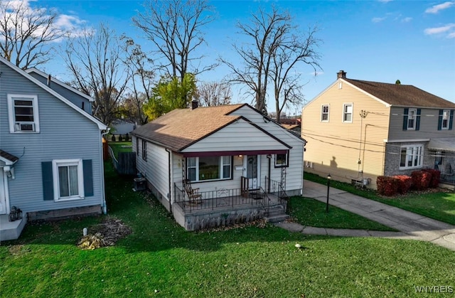 bungalow-style house featuring a front lawn