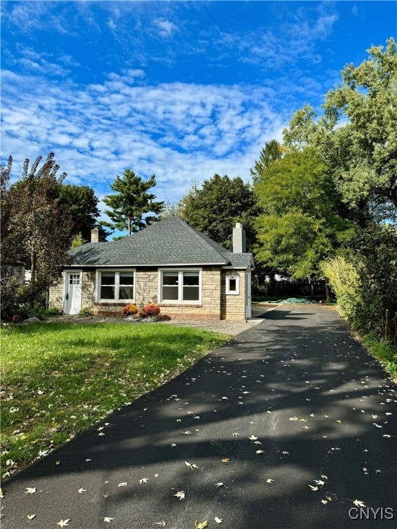 view of front facade with a front yard