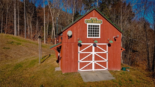 view of outdoor structure featuring a yard