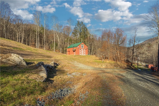 view of yard with an outdoor structure