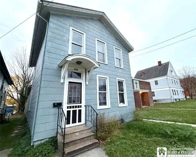 view of front facade featuring a front lawn