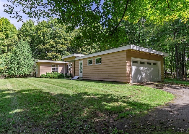 view of front facade featuring a garage and a front yard