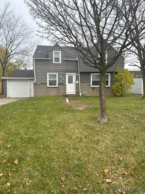 view of front of house featuring a front lawn and a garage