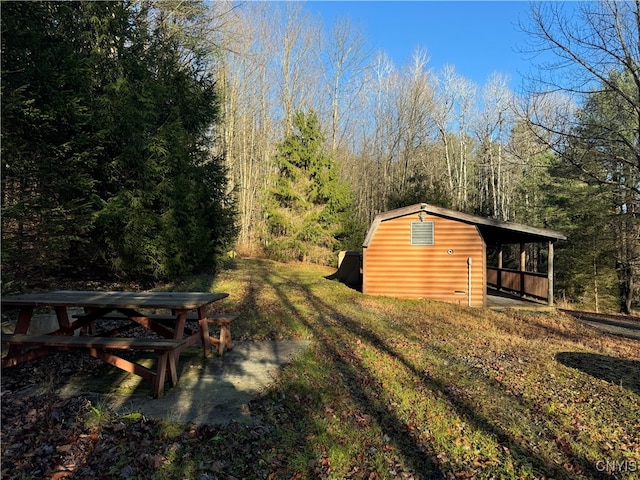 view of yard with a shed