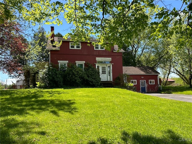 view of front of property featuring a front yard