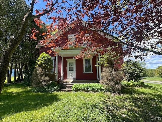 view of front facade featuring a front lawn