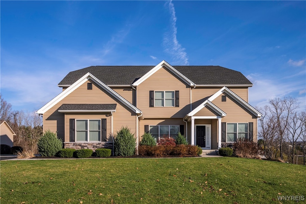 view of front of property featuring a front yard