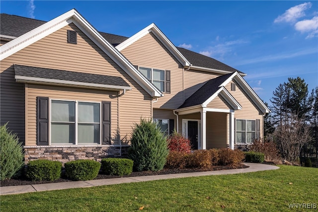 view of front of house with a front lawn