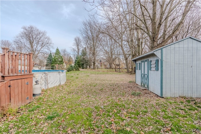 view of yard featuring an outdoor structure