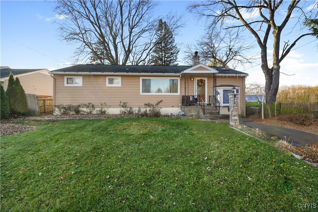 ranch-style home featuring a front lawn