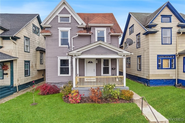 view of front of property featuring a front yard and a porch