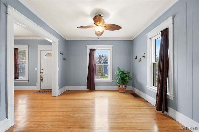 foyer featuring light hardwood / wood-style floors, ceiling fan, and crown molding