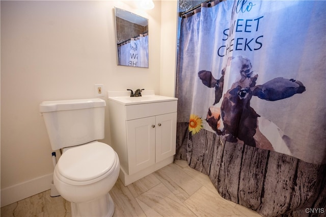 bathroom featuring a shower with shower curtain, vanity, and toilet