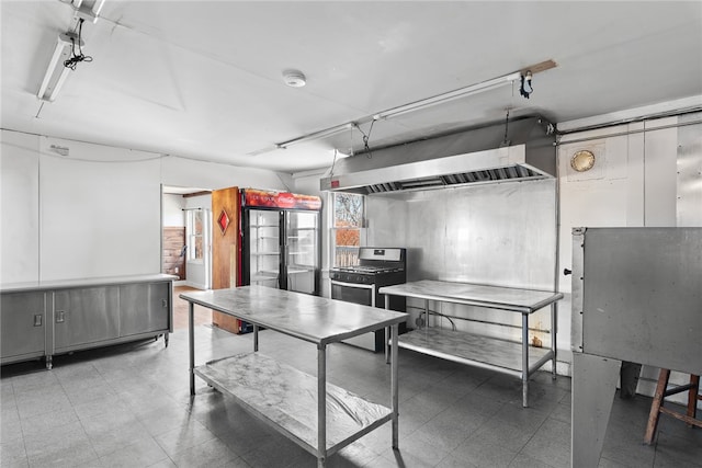 kitchen with gas stove and decorative backsplash