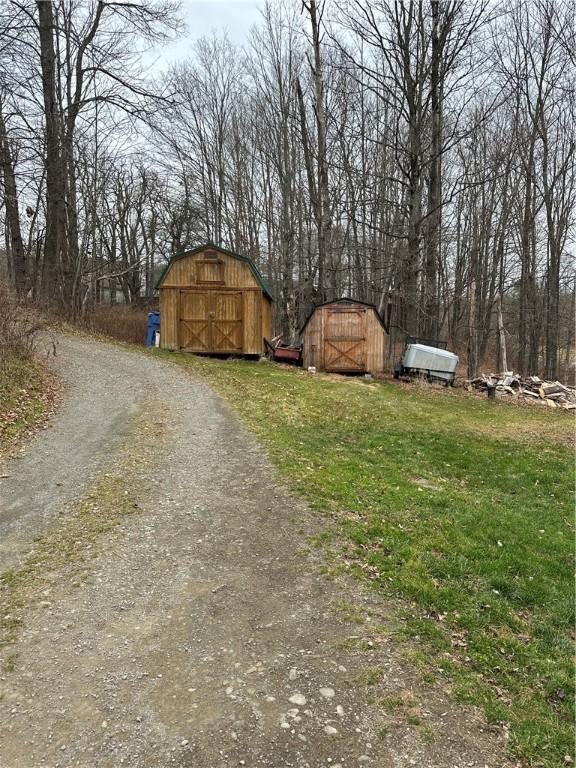 view of yard with an outbuilding