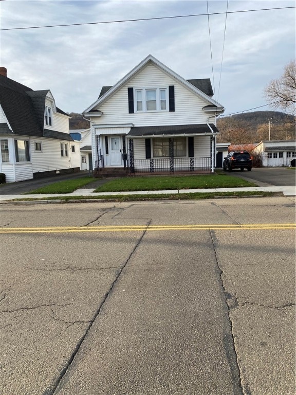 view of front of house featuring a front lawn