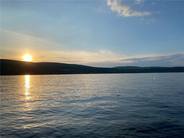 water view featuring a mountain view