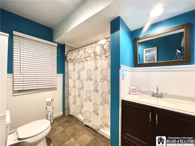 bathroom with a shower with shower curtain, vanity, and toilet