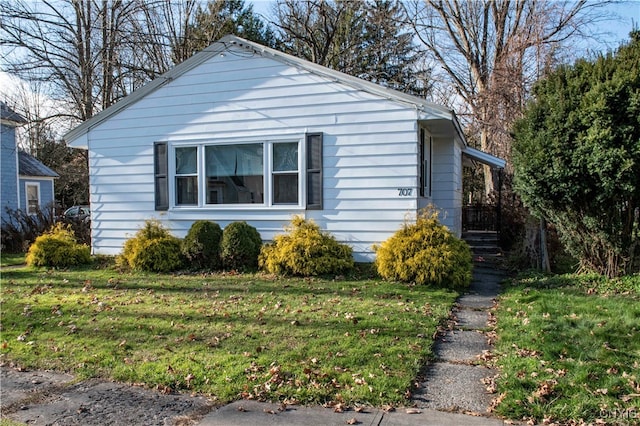 view of front of property with a front lawn