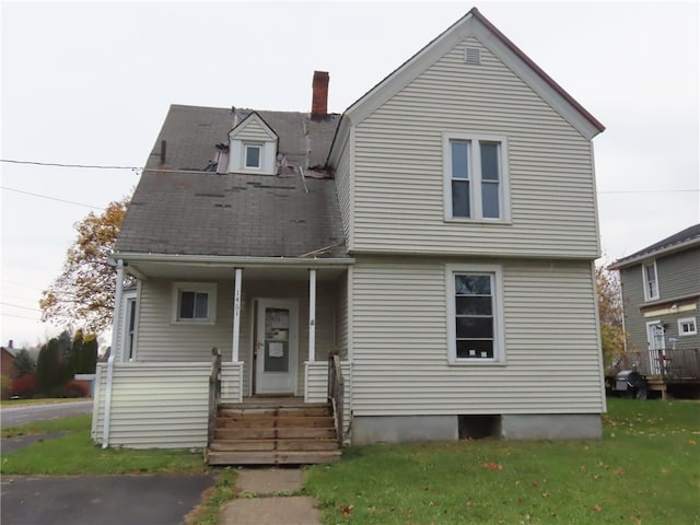 view of front of property with a front lawn