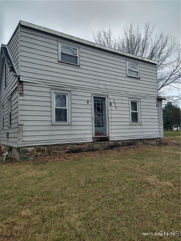 view of front of property featuring a front yard