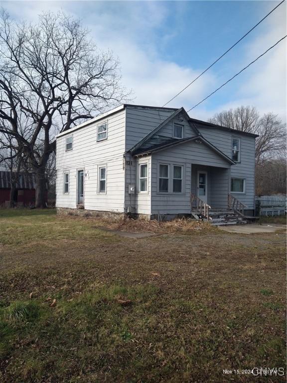 view of front of house featuring a front yard