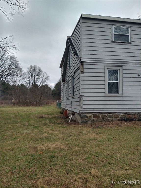 view of side of property featuring a yard