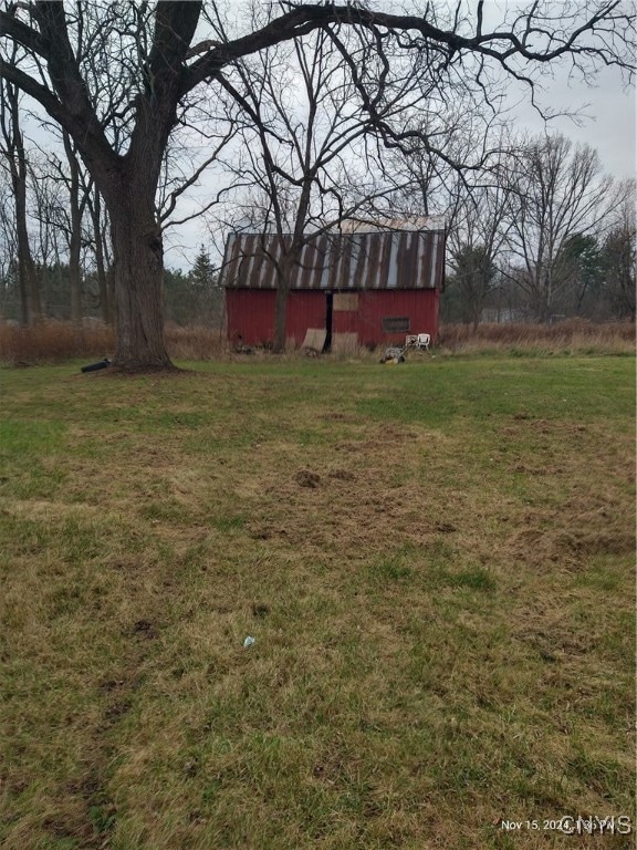 view of yard featuring an outbuilding