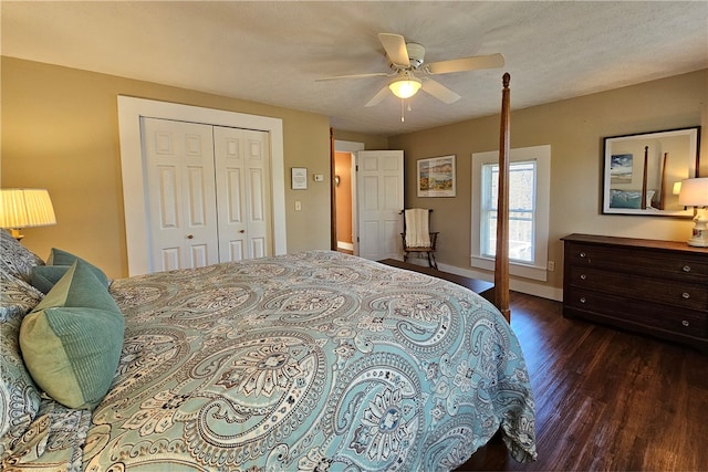 bedroom with ceiling fan, dark hardwood / wood-style flooring, a textured ceiling, and a closet