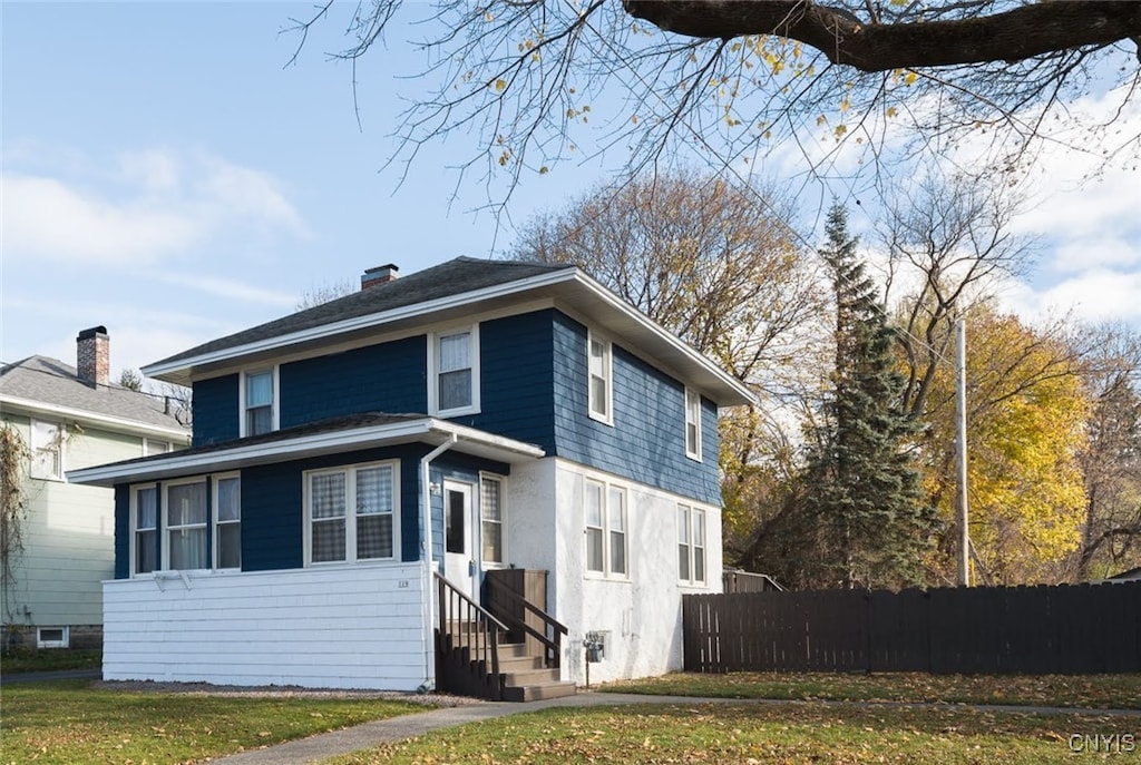 view of front of house featuring a front lawn