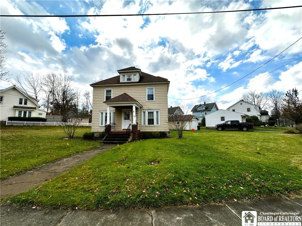 view of front of property with a front yard