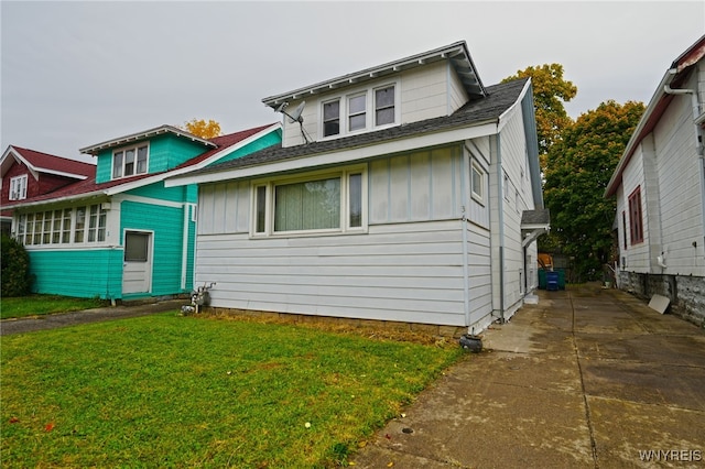 view of front of property featuring a front lawn