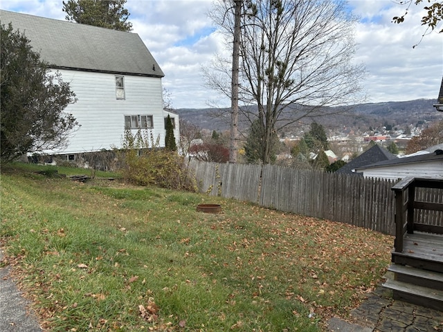 view of yard with a mountain view